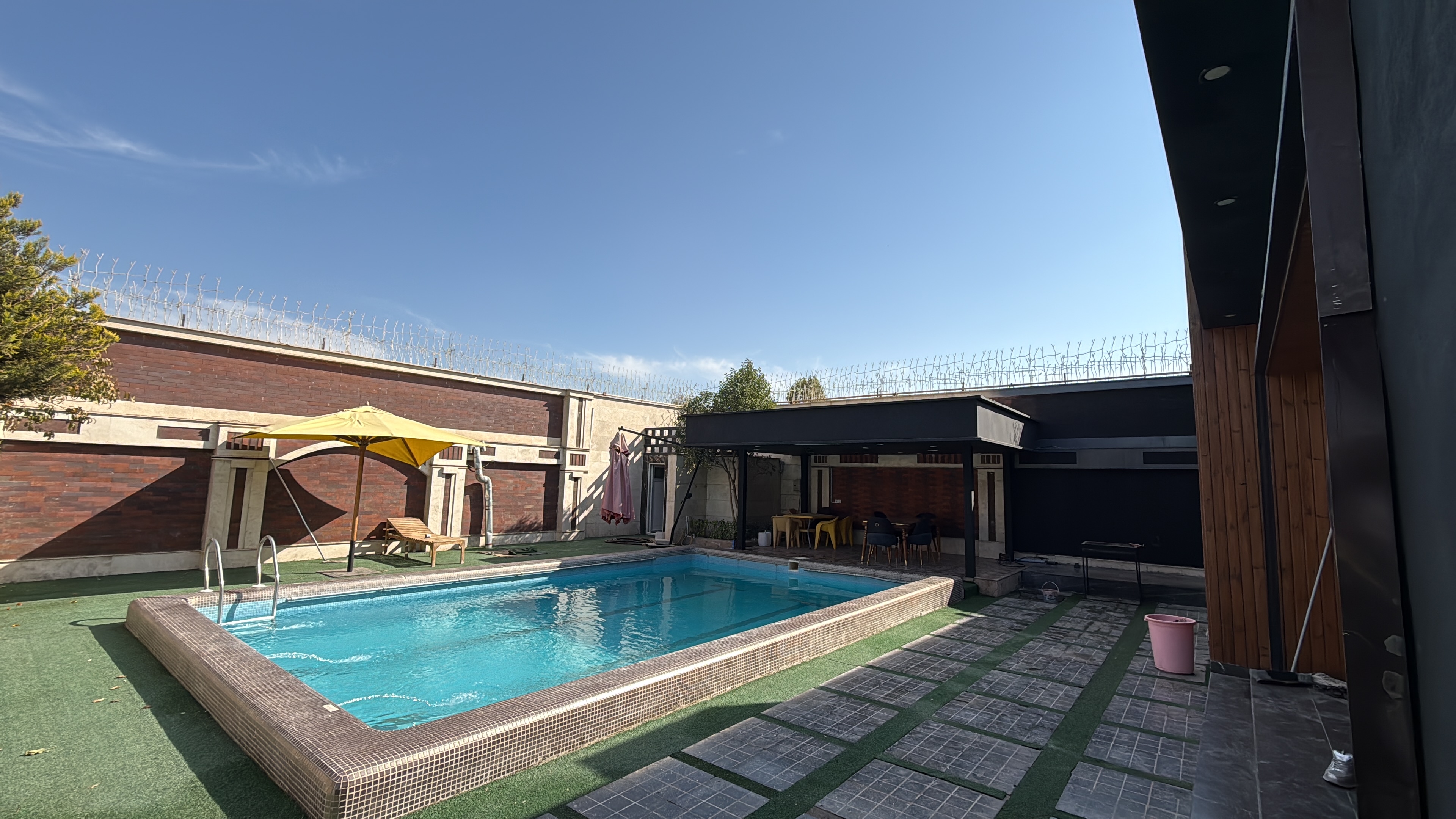 باغ ویلا مدرن و لوکس آرش شهریار | استخر آب گرم