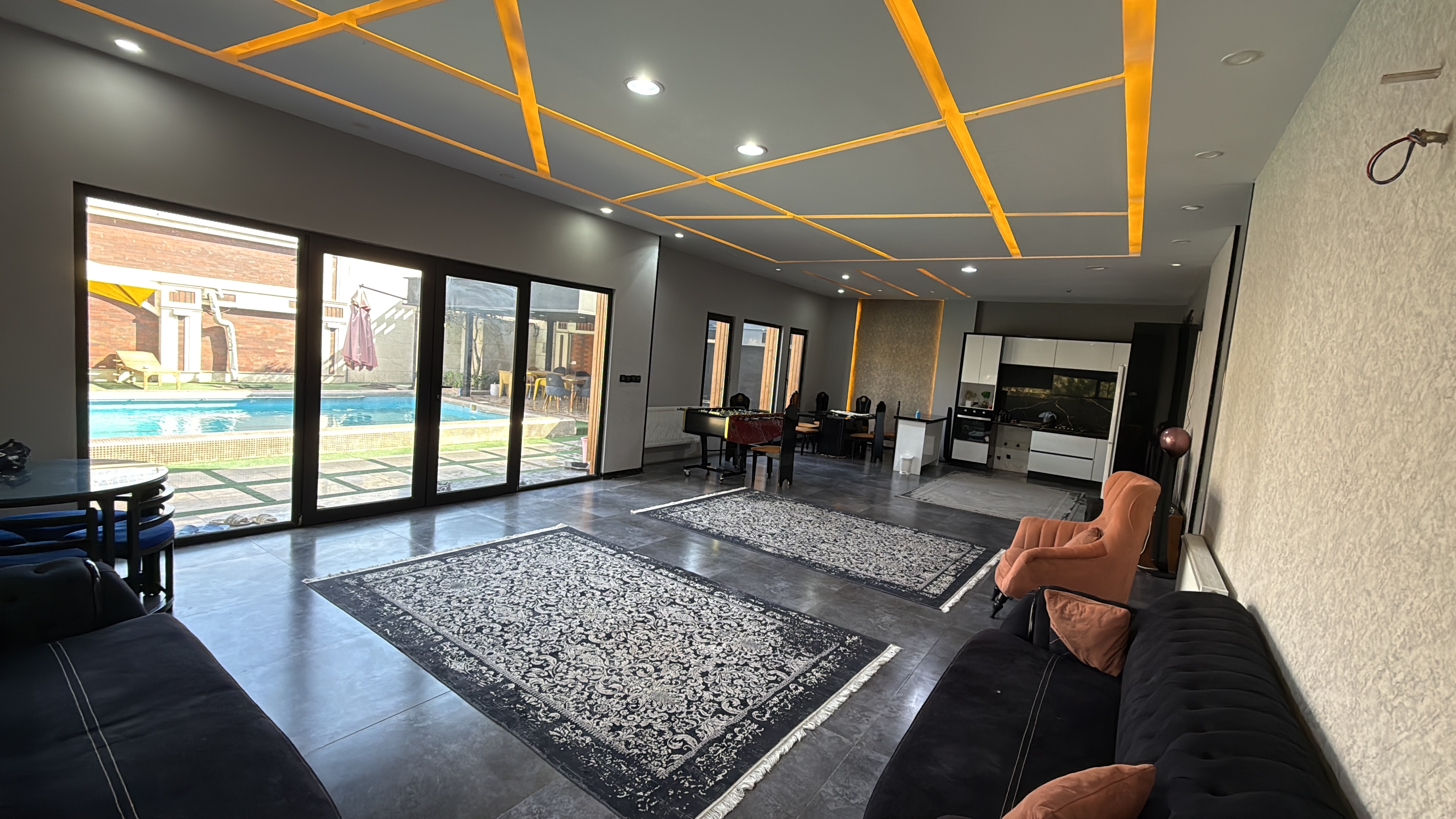 باغ ویلا مدرن و لوکس آرش شهریار | استخر آب گرم